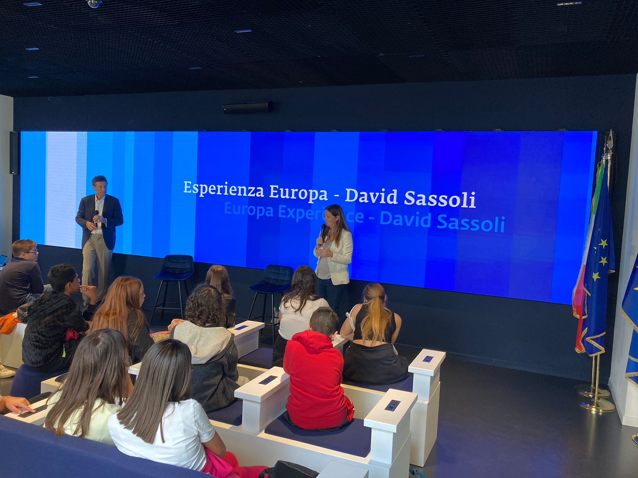 Avviato ciclo di proiezioni per scolaresche in Europa Experience – David Sassoli grazie ai super corti del Laboratorio creativo Pianeta Mare Film Festival con il sostegno della Rappresentanza in Italia della Commissione e gli uffici del Parlamento europeo: mini film girati con smartphone da studenti per raccontare importanza di acqua da bere, mare, biodiversità, protezione della natura e del clima